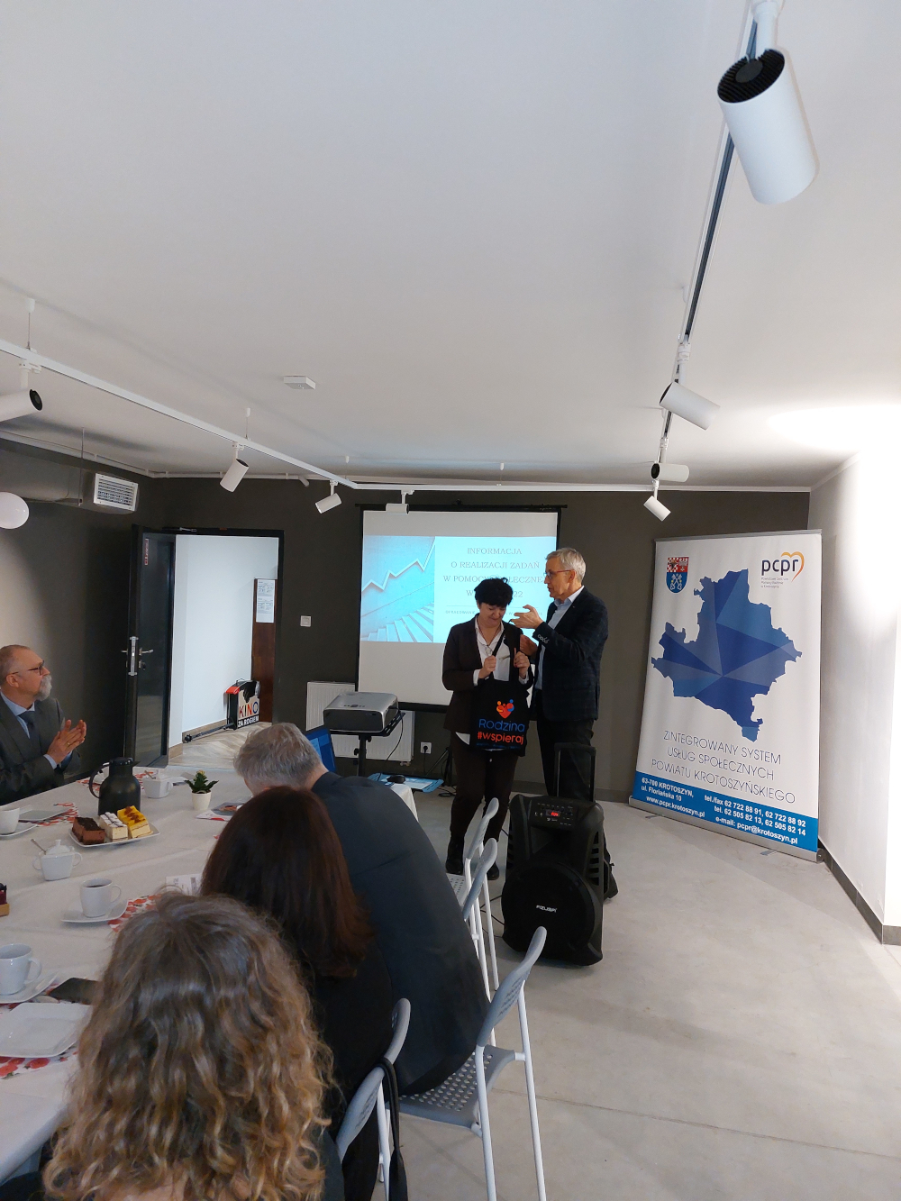 Spotkanie przedstawicieli systemu wsparcia społecznego w powiecie krotoszyńskim. W spotkaniu wzięli udział – Przewodniczący Rady Powiatu Krotoszyńskiego Juliusz Poczta oraz Wicestarosta Krotoszyński Paweł Radojewski. Uczestnicy spotkania – przedstawiciele Ośrodków Pomocy Społecznej, Domów Pomocy Społecznej, Środowiskowego Domu Samopomocy, Warsztatu Terapii Zajęciowej, Zakładu Aktywności Zawodowej, Spółdzielni Socjalnej VIVO, Powiatowego Centrum Pomocy Rodzinie