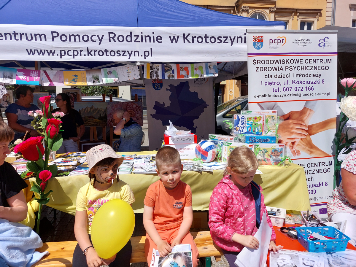 Festynu Rodzinnego z okazji 25 – lecia Powiatu Krotoszyńskiego stoisko Powiatowego Centrum Pomocy Rodzinie dzieci