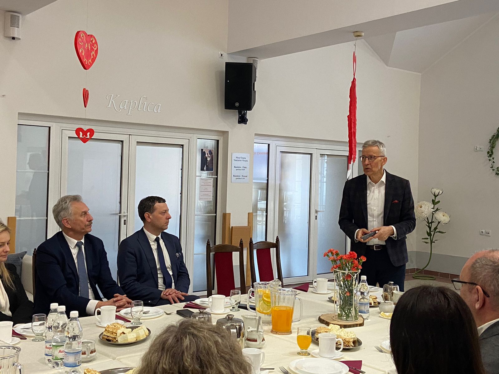 Zdjęcie przedstawia wnętrze Domu Pomocy Społecznej w Baszkowie Grupa osób na corocznym spotkaniu Zarządu Powiatu Krotoszyńskiego w osobach Starosty Krotoszyńskiego Stanisława Szczotki, Wice – Starosty Krotoszyńskiego Pawła Radojewskiego, Członka Zarządu – Miłosza Zwierzyka, Pani Sekretarz Powiatu – Joanny Dymarskiej – Kaczmarek z kadrą kierowniczą pomocy i integracji społecznej powiatu krotoszyńskiego Dyrektorzy PCPR, DPS w Baszkowie, DPS w Zdunach, ŚDS, WTZ przedstawili najważniejsze założenia w zakresie inwestycji i potrzeb wsparcia społecznego Wystąpienie Andrzeja Piotrowskiego Dyrektora PCPR w Krotoszynie