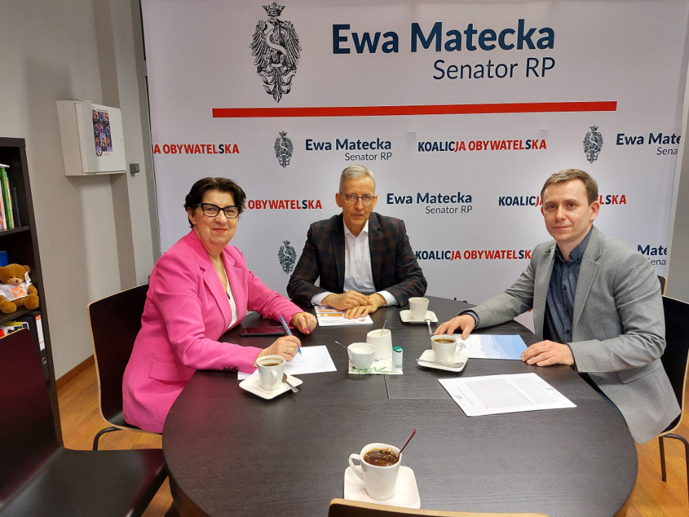 Spotkanie, Senatorki RP Pani Ewy Mateckiej, Dyrektora Fundacji AKME Macieja Mankiewicza, Dyrektora PCPR w Krotoszynie Andrzeja Piotrowskiego w biurze senatorskim w Ostrowie Wielkopolskim