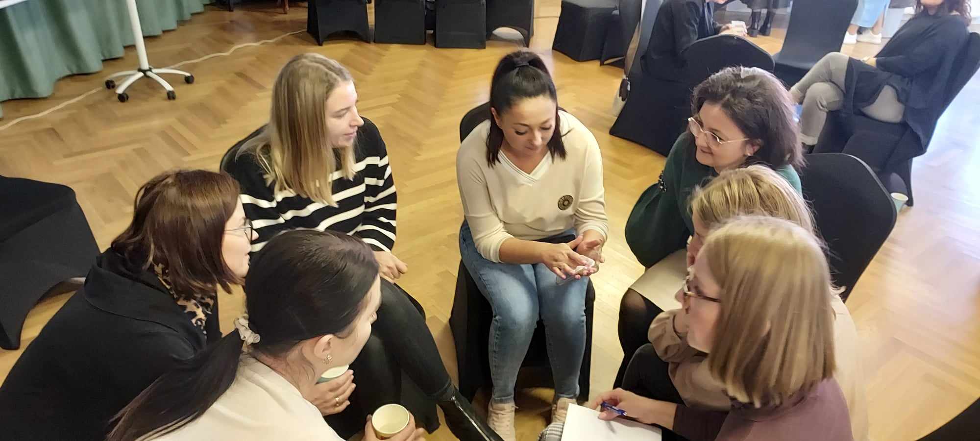 Pracownice Powiatowego Centrum Rodziny w Krotoszynie na warsztatach w ramach projektu "Model poprawy jakości życia dzieci umieszczonych w pieczy zastępczej oraz współpraca międzyinstytucjonalna na rzecz rodzin i dzieci" ujęcie drugie