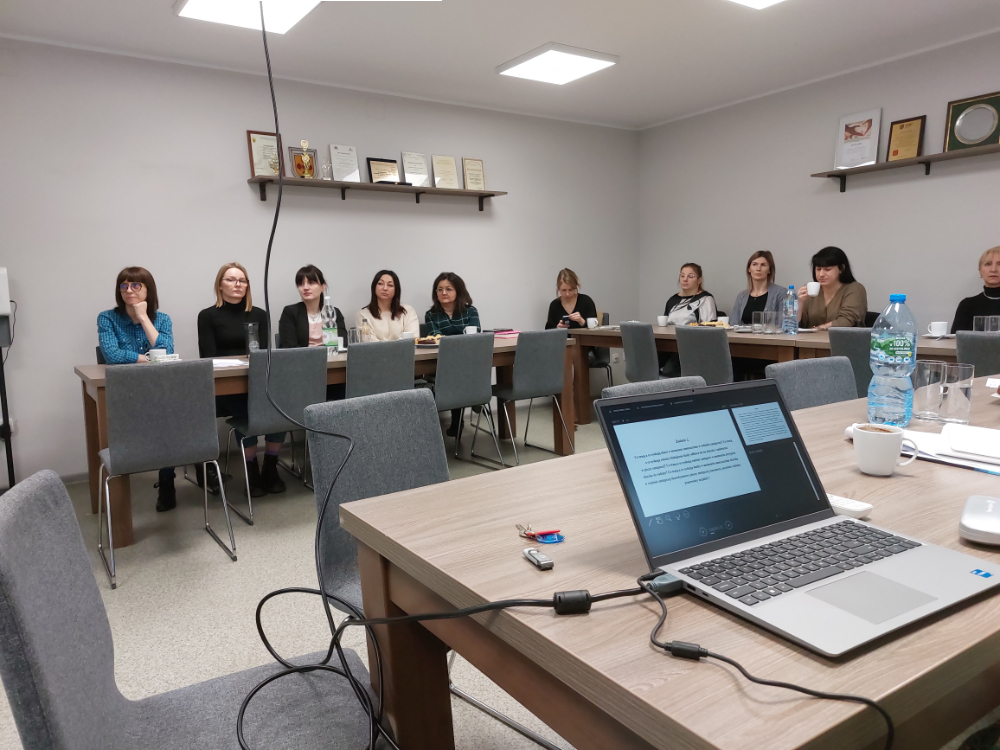 Osoby w sali szkoleniowej na spotkaniu z przedstawicielami instytucji pomocy społecznej z terenu powiatu krotoszyńskiego oraz Sądu Rejonowego Wydziału Rodzinnego dotyczące wypracowania standardów współpracy między instytucjami, omówieniu zasobów i potrzeb w tym zakresie oraz wspólnych działań na rzecz rodzin znajdujących się w kryzysie (ujęcie na uczestników)